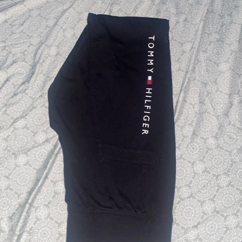 Tommy Hilfiger black leggings.